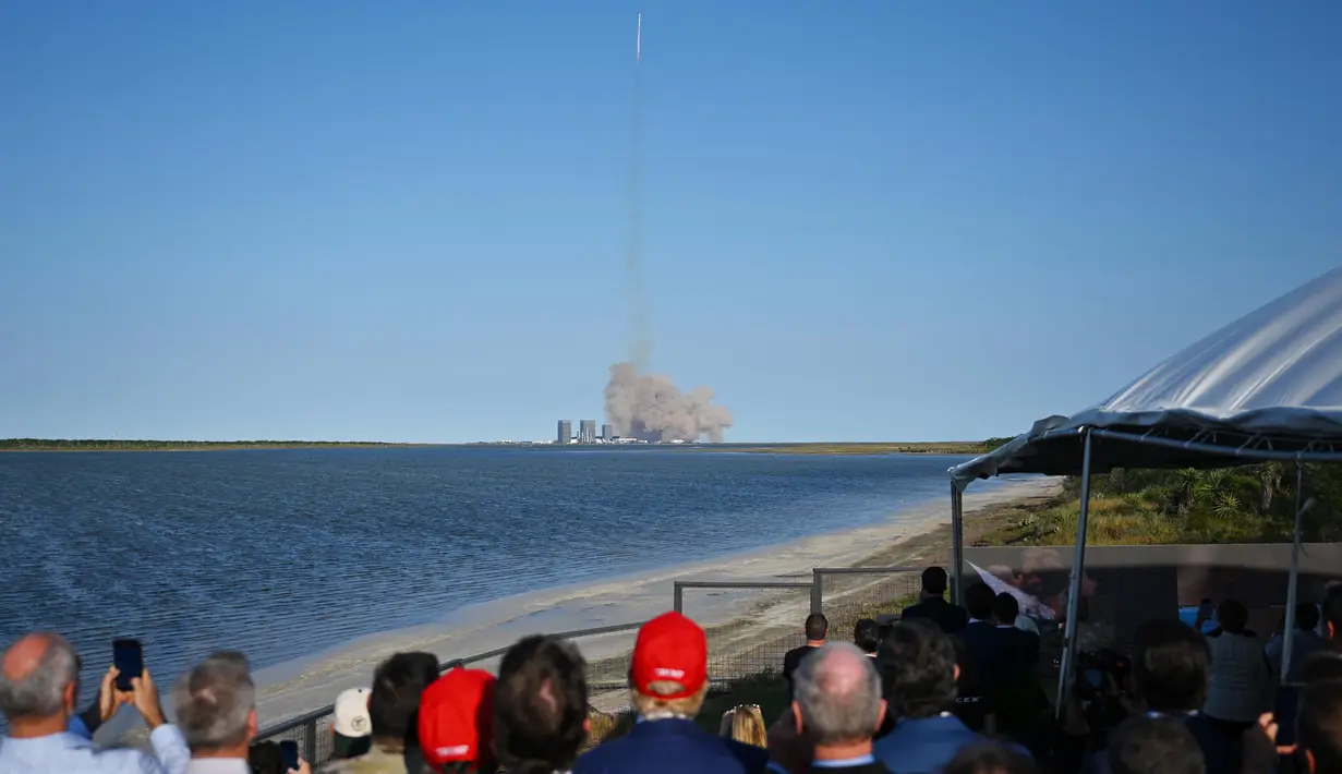Peluncuran uji terbang keenam roket SpaceX Starship menjadi puncak ambisi Elon Musk untuk mengirim manusia ke Mars. (Brandon Bell/Getty Images North America/Getty Images via AFP)