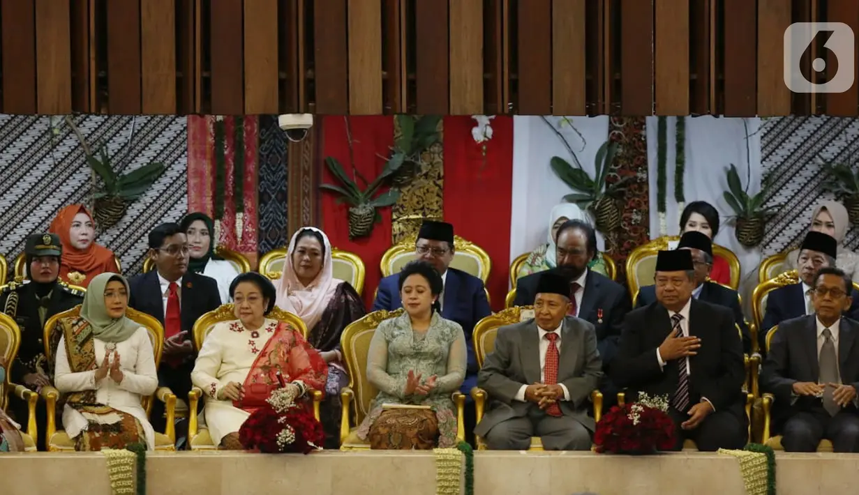 Ketua Umum Partai Demokrat, Susilo Bambang Yudhoyono (kedua kanan) menghadiri pelantikan Presiden dan Wapres 2019 di Gedung MPR/DPR/DPD RI, Senayan, Jakarta, Minggu (20/10/2019). Jokowi-Ma'ruf Amin resmi dilantik sebagai Presiden dan Wapres RI periode 2019-2024. (Liputan6.com/Johan Tallo)