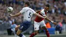 Bek Tottenham, Jan Vertonghen, berebut bola dengan striker Arsenal, Pierre-Emerick Aubameyang, pada laga Premier League di Stadion Wembley, London, Sabtu (2/3). Kedua klub bermain imbang 1-1. (AFP/Daniel Leal-Olivas)