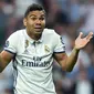 Casemiro merupakan salah satu gelandang bertahan terbaik di dunia yang dimiliki oleh Real Madrid. Bahkan, catatan individu meliputi jumlah tekel dan blok lebih dari catatan N'golo Kante dari Chelsea. Sayang namanya tak termasuk dalam daftar calon peraih Ballon d'Or 2021. (AFP/Christof Stache)