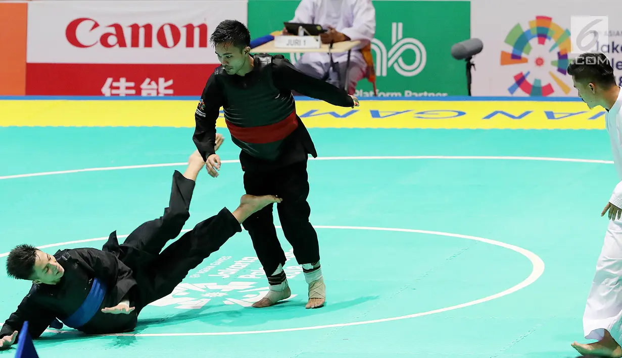 Pesilat Indonesia, Abdul Malik saat bertarung melawan Pesilat Vietnam, Dinh Tuan Nguyen di Arena Pendopo Pencak Silat TMII, Jakarta, Kamis (23/8). Pesilat Abdul Malik unggul dengan skor 3-1 dan masuk delapan besar. (Liputan6.com/Fery Pradolo)