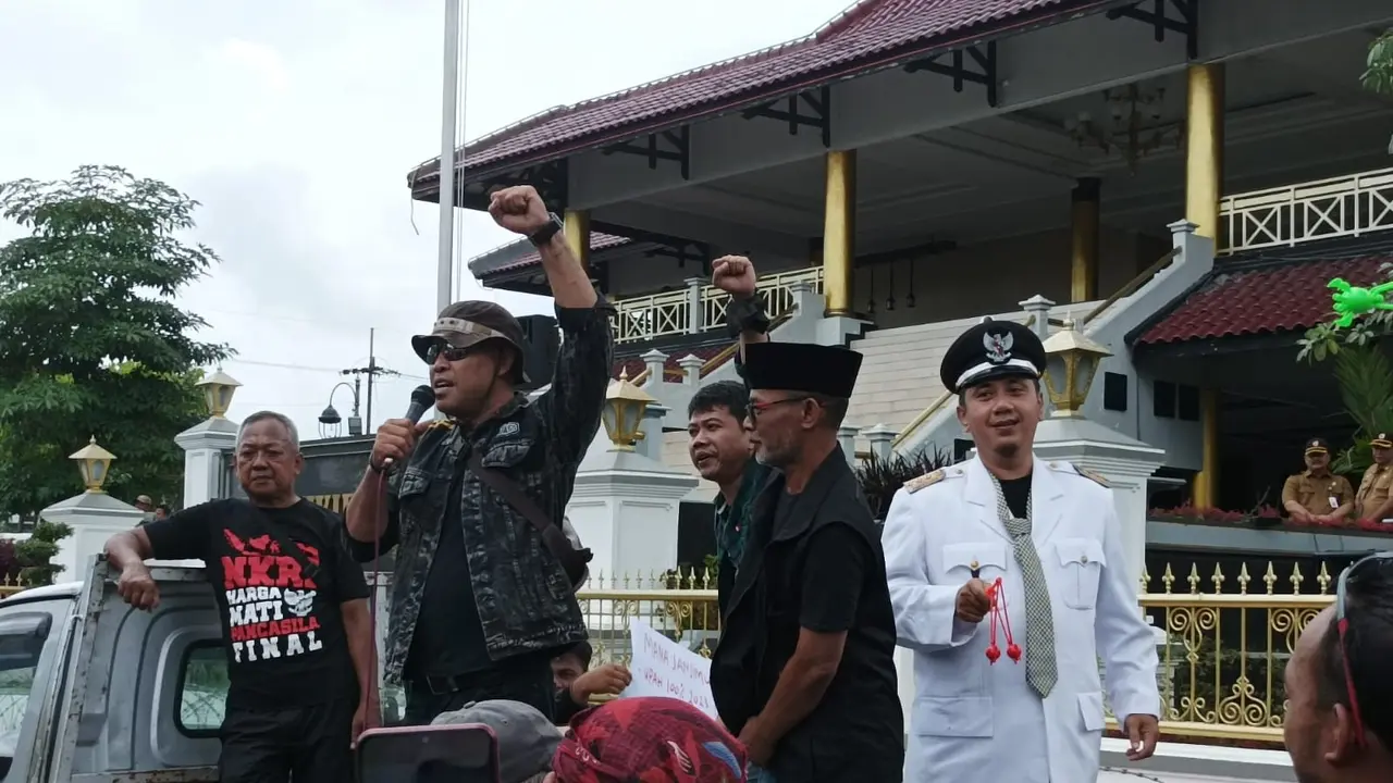 Perinati 2 tahun Kepemimpinan Bupati Jember Hendy Siswanto, sejumlah aktivis dan mantan tim sukses lakukan aksi unjuk rasa di depan rumah dinas Bupati Jember (Istimewa)