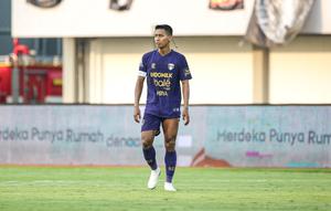 Pemain Persita Tangerang,&nbsp;Muhammad Toha saat berhadapan dengan Persebaya Surabaya&nbsp;pada pekan kedua BRI Super League 2025/2026 di Indomilk Arena, Sabtu (16/8/2025). (Bola.com/ Abdul Aziz)