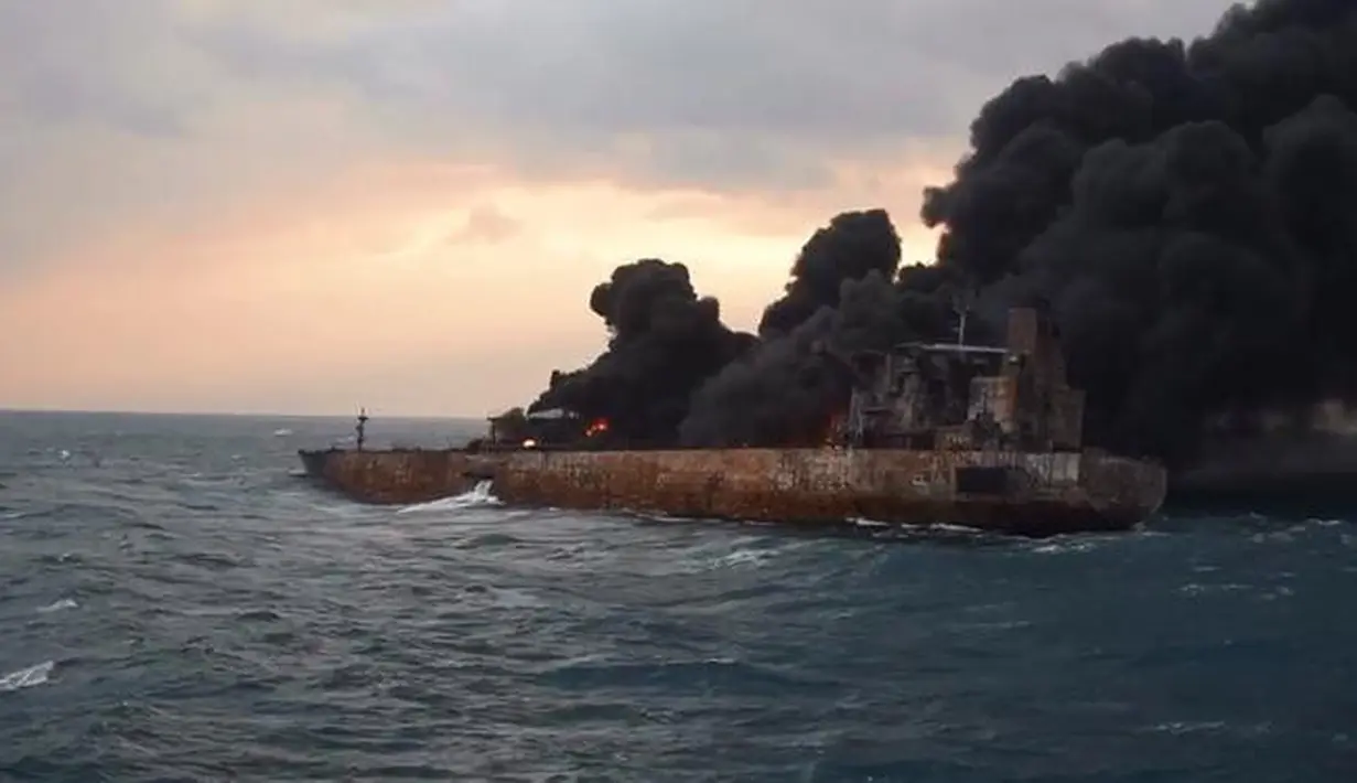 Kondisi kapal tanker minyak Iran yang mengalami kebakaran hebat di Laut Cina Timur (11/1). Akibat kecelakaan itu, 10 kapal pemerintah Tiongkok dan kapal nelayan diterjunkan untuk membantu upaya pembersihan laut. (Ministry of Transport via AP)