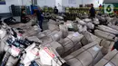 <p>Petugas mengemas sepeda motor sebelum dikirim menggunakan kereta di Stasiun Kampung Bandan, Jakarta Utara, Selasa (26/4/2022). PT Kereta Api Indonesia (KAI) Logistik (Kalog) menyediakan 9.280 kuota pengiriman sepeda motor gratis selama arus mudik dan arus balik Lebaran 2022. (Liputan6.com/Herman Zakharia)</p>