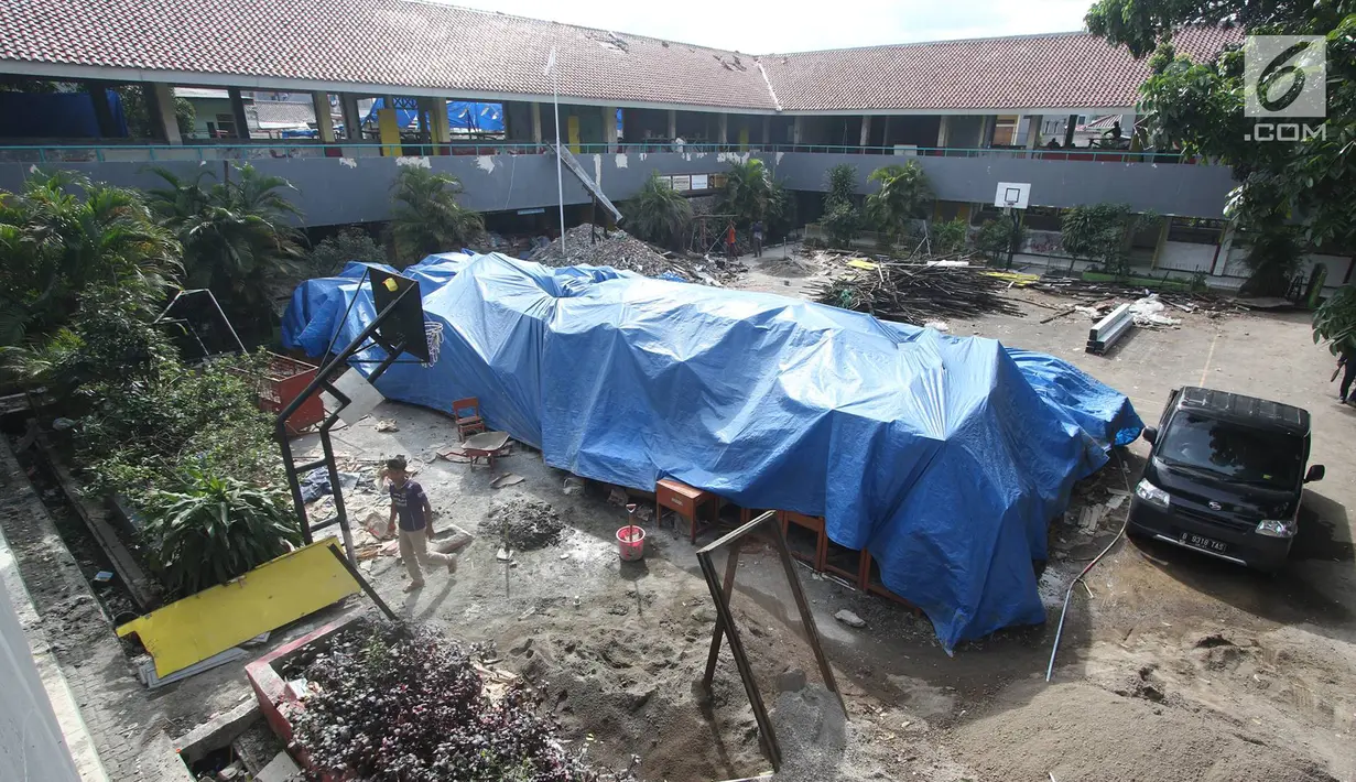 Kondisi sekolah SDN Cawang 04 yang sedang dalam tahap pengerjaan rehabilitasi, Jakarta, Kamis (23/11). Rehabilitasi berat 119 sekolah di Jakarta tersebut ditargetkan dapat selesai pada Desember 2017 mendatang. (Liputan6.com/Immanuel Antonius)