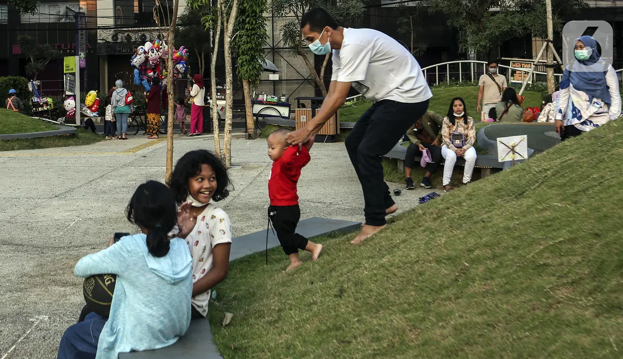 Anak-anak bermain di Taman Sambas Asri, Jakarta, Sabtu (18/6/2022). Menteri Pariwisata dan Ekonomi Kreatif Sandiaga Salahuddin Uno mendeklarasikan Taman Rekreasi Aman, Nyaman, dan Menyenangkan untuk memastikan keamanan dan keselamatan warga maupun wisatawan. (Liputan6.com/Johan Tallo)