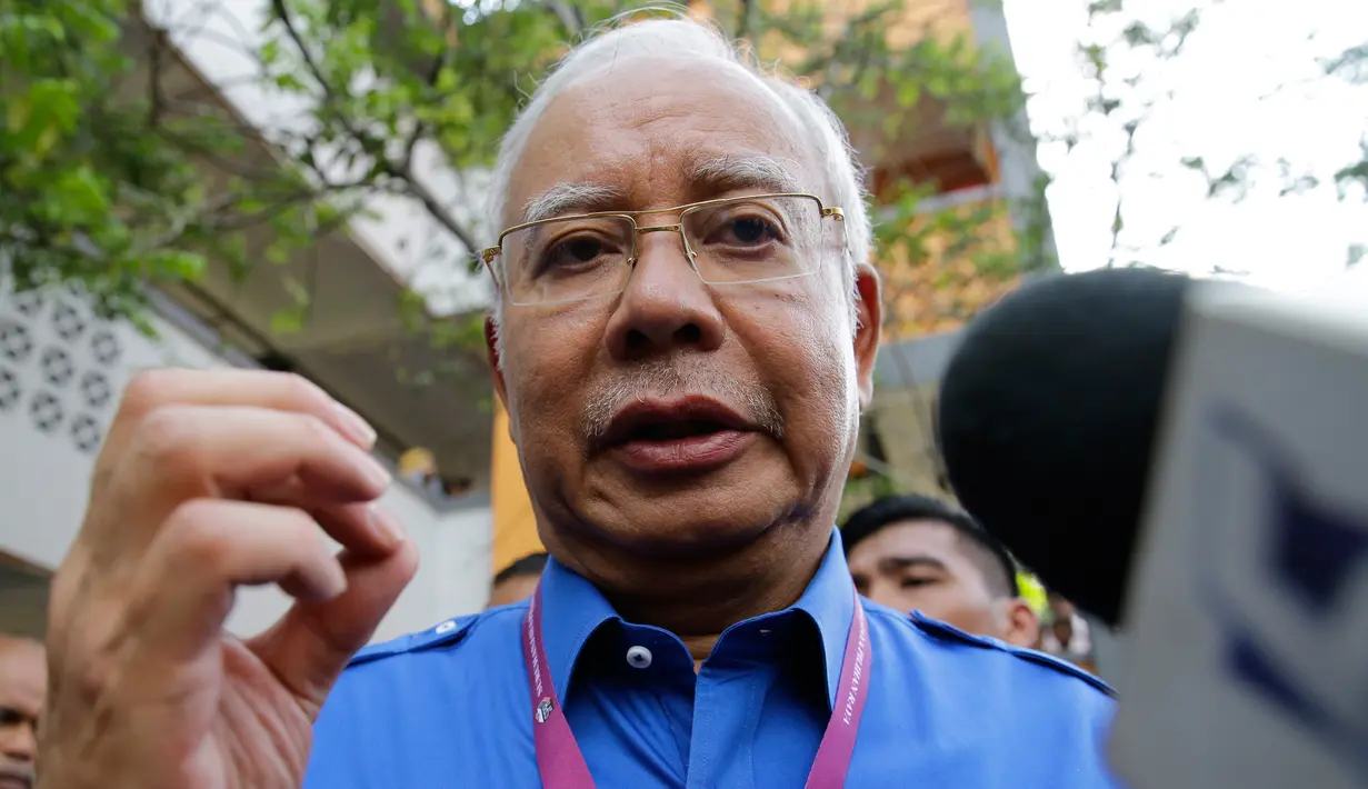 Perdana Menteri Malaysia, Najib Razak memberikan keterngan seusai memberikan hak suaranya pada pemilihan umum di Pekan, Pahang, Rabu (9/5). Pemilu ini pertarungan antara PM Najib yang sudah berkuasa sejak 2009, melawan Mahathir Mohamad. (AP/Aaron Favila)