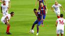 Striker Barcelona, Ansu Fati, berusaha melewati pemain Sevilla pada laga Liga Spanyol di Stadion Camp Nou, Minggu (4/10/2020). Kedua tim bermain imbang 1-1. (AP Photo/Joan Monfort)