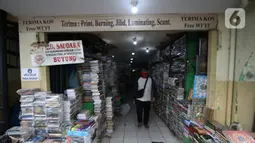 Suasan salah satu toko buku di Kwitang, Senen, Jakarta, Minggu (27/9/2020). Menurut keterangan para pedagang, penjualan buku di masa pandemi menurun hingga 50 persen dikarenakan masyarakat saat ini sudah beralih melakukan transaksi pembelian secara daring. (Liputan6.com/Angga Yuniar)