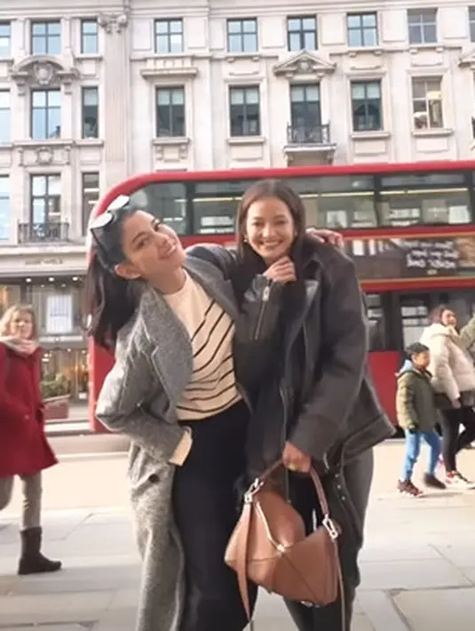 Mengaku menjadi turis, Enzy Storia malah justru lebih mirip warga lokal saat di London [instagram/enzystoria]