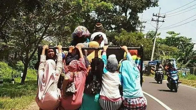 Kumpulan Potret Ibu-Ibu Nekat Naik Pikap, Bikin Deg-degan Orang yang Melihatnya (ist)