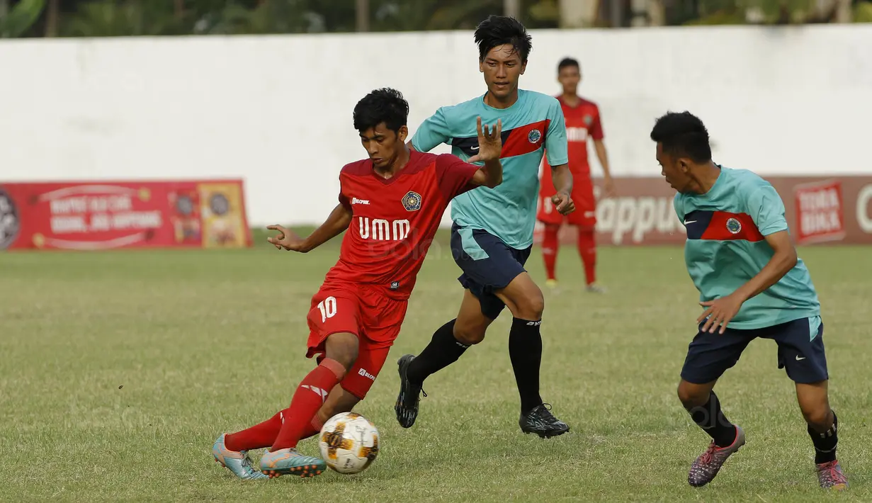 Pemain Universitas Muhammadiyah Malang (UMM), Prasetyo, berusaha melewati pemain Universitas Negeri Malang (UM) pada laga final Torabika Campus Cup 2017 di Stadion UM, Malang, Kamis, (02/11/2017). UMM menang 2-0 atas UM. (Bola.com/M Iqbal Ichsan)