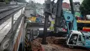 Pekerja menggunakan alat berat untuk membuat lubang yang akan pasang tiang pancang proyek double-double track (DDT) Paket A Manggarai-Jatinegara, Jakarta, Minggu (26/3). (Liputan6.com/Faizal Fanani)