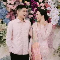 Beby Tsabina Resmi Dilamar Rizki Natakusumah di momen Hari Kartini. [@thebridestory]