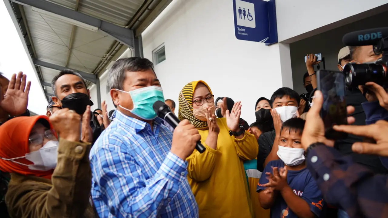 Bupati Garut Rudy Gunawan menyapa warga di salah satu Stasiun di Garut dalam uji coba jalur kereta api lengkap Stasiun Garut-Pasar Senen Jakarta.