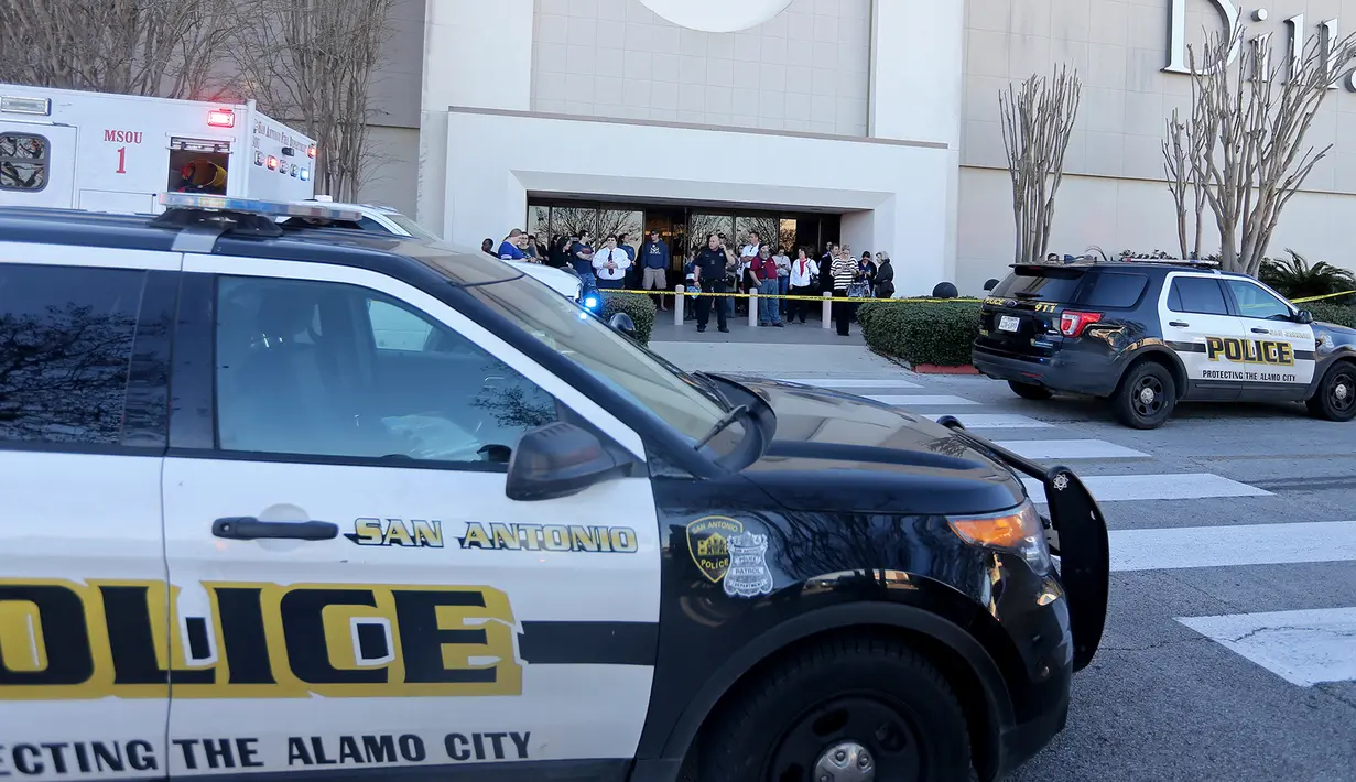 Suasana setelah terjadinya baku tembak di Rolling Oaks Mall, Texas, Minggu (22/1). Satu orang tewas dan tujuh orang lainnya mengalami luka tembak, termasuk salah satu tersangka. (Edward A. Ornelas/The San Antonio Express-News via AP)
