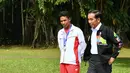 Presiden Joko Widodo atau Jokowi (kanan) dan sprinter Lalu Muhammad Zohri (kiri) berjalan santai di Istana Bogor, Jawa Barat, Rabu (18/7). Jokowi berpesan kepada Zohri agar tak lekas berpuas diri. (Liputan6.com/Pool/Biro Pers Setpres)