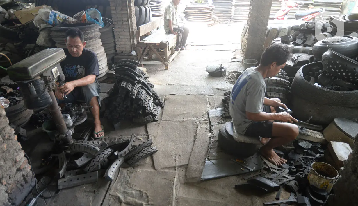 Pekerja membuat karet bushing stabilizer dan karet engine mounting khusus mobil yang terbuat dari ban bekas alat berat di Bambu Papus, Tangerang Selatan, Rabu (11/11/2020). Pada masa pendemi pemesanan karet bushing menurun hingga 50 persen kini berlahan-lahan mulai stabil. (merdeka.com/Dwi Narwoko)