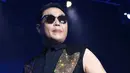 Malam itu, PSY mengenakan baju tanpa lengan dan kaca mata warna hitam. Para penonton yang hadir seperti terhipnotis mengikuti menari idolanya yang begitu semangat di atas panggung. (Adrian Putra/Bintang.com)