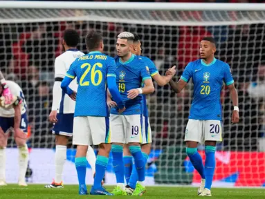 Para pemain Brasil merayakan selebrasi di akhir pertandingan sepak bola FIFA Matchday melawan Inggris di Stadion Wembley, London, Sabtu, 23 Maret 2024. (AP Photo/Kirsty Wigglesworth)