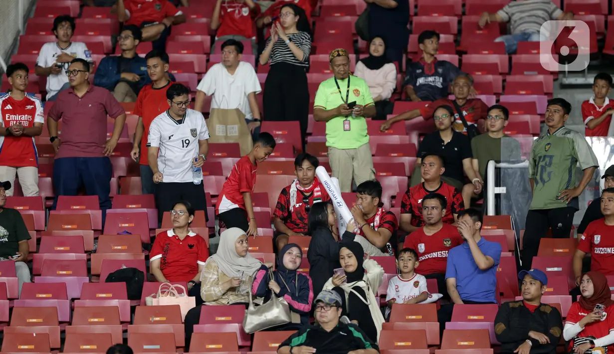 Meski demikian, yel-yel penonton sesekali terdengar menggema di arena stadion. (Liputan6.com/Helmi Fithriansyah)