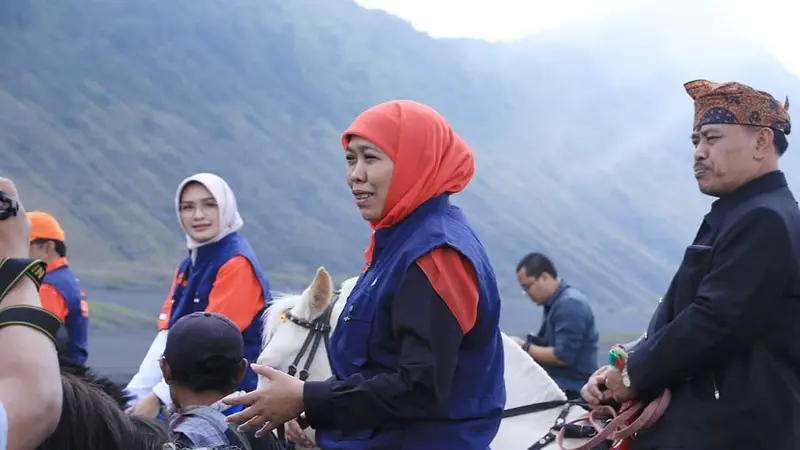 Serasa Jadi Koboi, Ini 5 Potret Gubernur Khofifah Naik Kuda di Kawasan Gunung Bromo