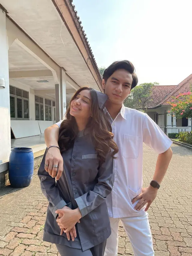 Main Sinetron Baru, Ini 7 Potret Dannia Salsabilla Bersama Para Pemain Garis Cinta
