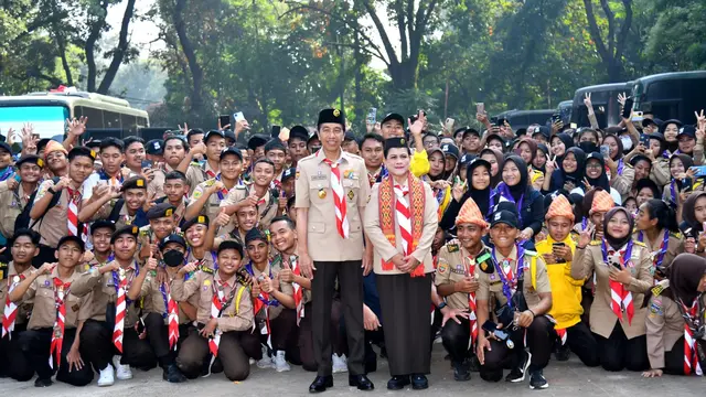Presiden Joko Widodo atau Jokowi dan Ibu Negara Iriana saat meninjau kegiatan Raimuna Nasional XII Gerakan Pramuka Tahun 2023 yang digelar di Bumi Perkemahan Pramuka Cibubur, Jakarta, Selasa (15/8/2023).