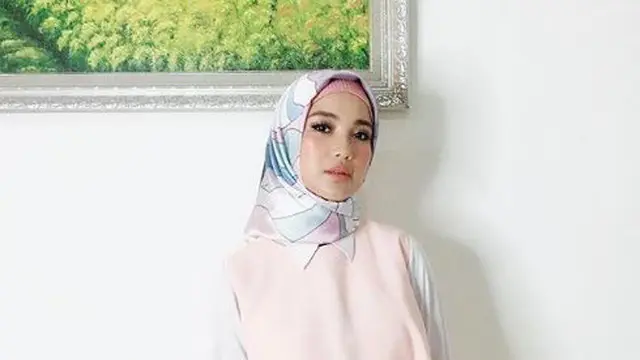 Chacha Frederica berhijab