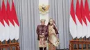 Wakil Presiden Ma'ruf Amin mengenakan pakaian adat Sumatera Barat. Ibu Wury mengenakan pakaian khas Koto Gadang. [Instagram/kyai_marufamin]