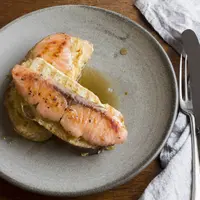 Mau makan enak? Bikin Salmon Panggang Bawang Putih aja. (Ilustrasi: arwensthermopics.com)