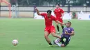 Laga panas mewarnai ketika Colossus FC menghadapi Selebritis FC dalam pertandingan penutup Celebrity Trofeo 2025. Kedua kesebelasan bermain ngotot sehingga berlangsung kontak fisik berkali-kali. (Bola.com/M Iqbal Ichsan)