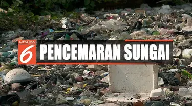 Sampah-sampah di Kali Bahagia, Bekasi, mulai dibersihkan usai menumpuk selama enam bulan.