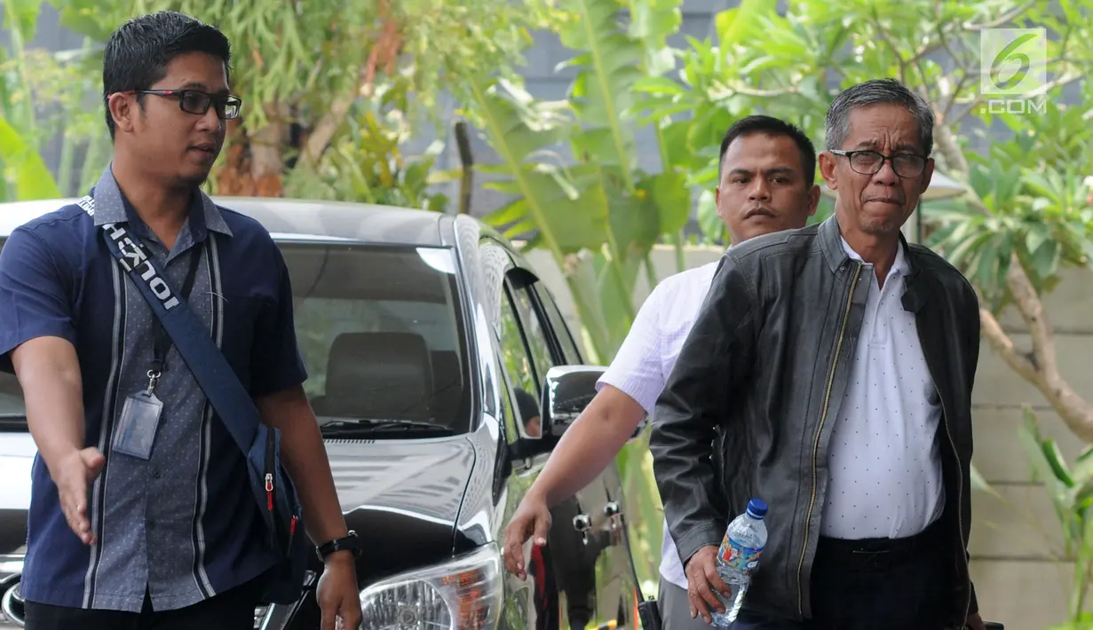 Kepala KPP Pratama Ambon La Masikamba (kanan) saat tiba di Gedung KPK, Jakarta, Kamis (4/10). La Masikamba bersama empat orang lainnya terjaring operasi tangkap tangan (OTT) oleh Satgas KPK di Ambon. (Merdeka.com/Dwi Narwoko)