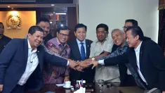 Koalisi Merah Putih (KMP) dan Koalisi Indonesia Hebat (KIH) sepakat untuk berdamai, Jakarta, Senin (10/11/2014) (Liputan6.com/Andrian M Tunay)