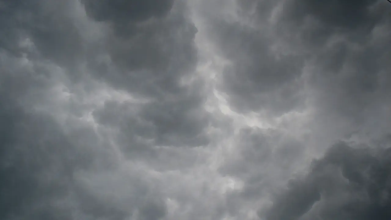 Awan tebal didahului cuaca cerah di langit Cingebul Kecamatan Lumbir, Banyumas. (Foto: Liputan6.com/Muhamad Ridlo)