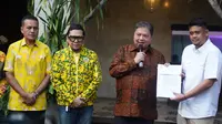 Ketum Partai Golkar Airlangga Hartarto (kedua dari kanan) memberikan surat dukungan kepada Bobby Nasution (kanan) maju sebagai cagub di Pilkada Sumut (2024). Dukungan ini membuat asa Musa Rajekshah alias Ijeck maju sebagai cagub Sumut terhenti. (Merdeka.com)