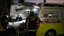 Petugas medis mengevakusi korban ke ambulan setelah kebakaran gedung pusat kebugaran berlantai delapan  di Jecheon, Korea Selatan, Kamis (21/12). Insiden kebakaran itu disebut sebagai yang terbesar di Korsel sejak 2008. (Kim Hyung-woo/Yonhap via AP)