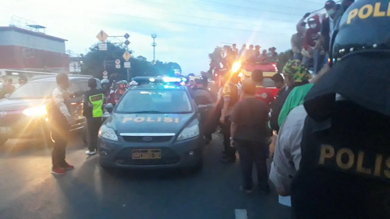 Polisi Antar Ratusan Pelajar Ingin Demo Pulang