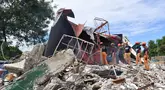 Tim penyelamat mencari tiga orang yang dilaporkan hilang di bawah reruntuhan bangunan yang runtuh di Kota Bogo, Filipina pada 1 Oktober 2025. (TED ALJIBE/AFP)