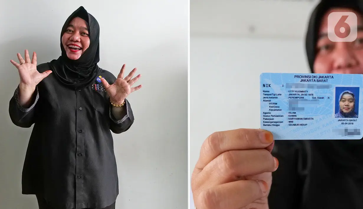 Etty Kusmiaty (44) menunjukkan KTP saat dijumpai di Jakarta. Etty merasa sangat bahagia terlahir di tanggal 29 Februari karena unik dan langka. (Liputan6.com/Herman Zakharia)