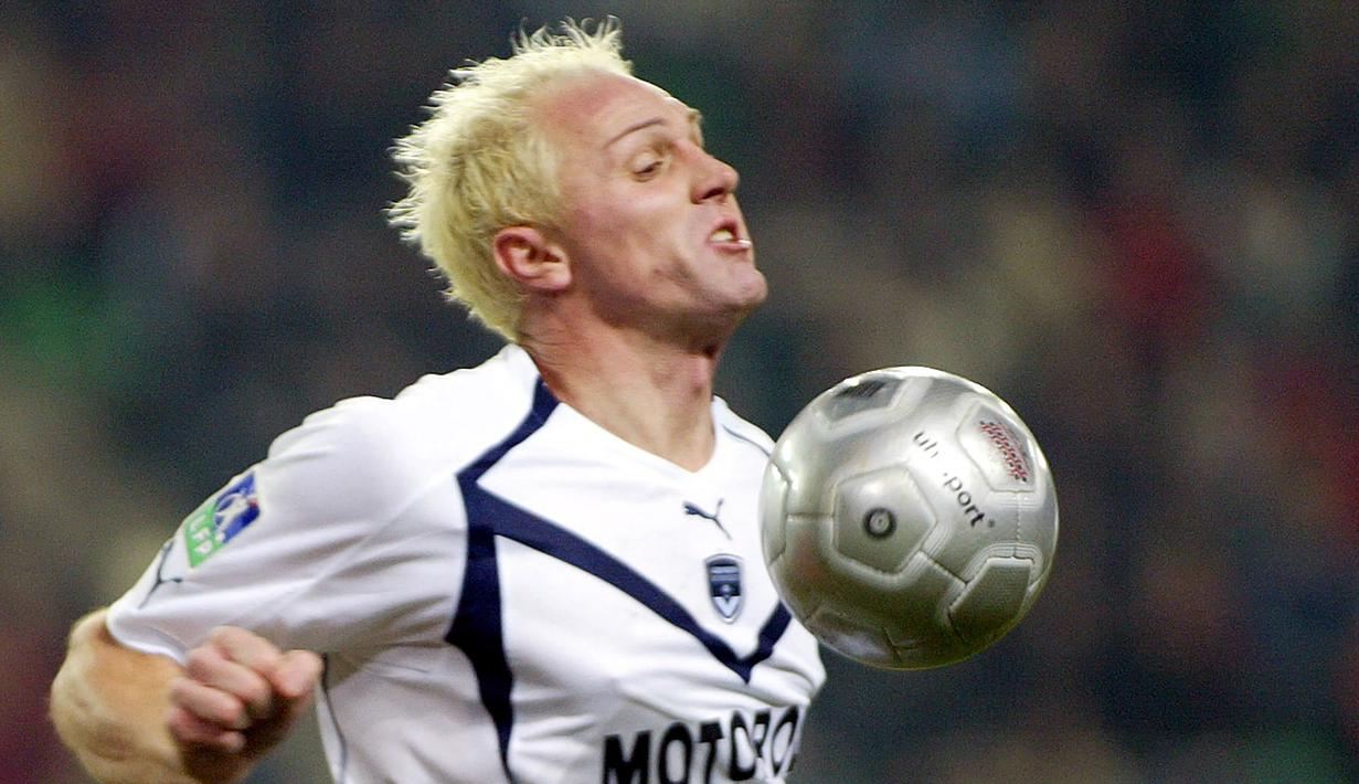 Lilian Laslandes. Striker asal Prancis ini telah memperkuat 4 tim Prancis, Auxerre, Bordeaux, Bastia dan Nice, mulai musim 1991/1992 hingga 2007/2008. Total telah bermain dalam 383 penampilan di semua ajang dengan mencetak 125 gol. (AFP/Valery Hache)