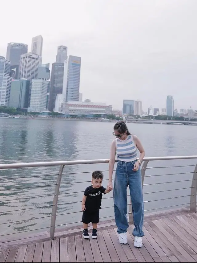 9 Potret Gaya Momo Geisha Liburan di Singapura, Semakin Menawan dengan Outfit Kekinian