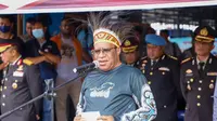 Wakil Menteri Dalam Negeri (Wamendagri) John Wempi Wetipo memimpin upacara peringatan Hari Sumpah Pemuda ke-94 dari bawah laut Tanjung Kayu Batu, Jayapura, Papua, Jumat (28/10/2022). (Foto: Istimewa)