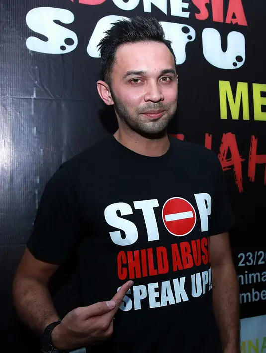 Saya enggak pernah merasa terganggu biarpun dia telepon hanya untuk ngasih tahu mau makan saja. Karena sekecil apapun harus ngomong," tutur Teuku Zacky. (Deki Prayoga/Bintang.com)