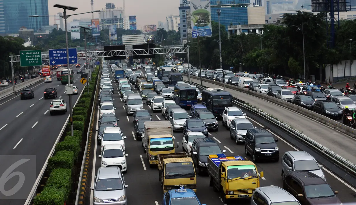 Kondisi arus lalu lintas di Tol Dalam Kota Jakarta, Senin (24/10). Indonesia Traffic Watch (ITW) menilai kemacetan di kota Jakarta saat ini sudah sampai pada tingkat 'gawat darurat'. (Liputan6.com/Helmi Fithriansyah)