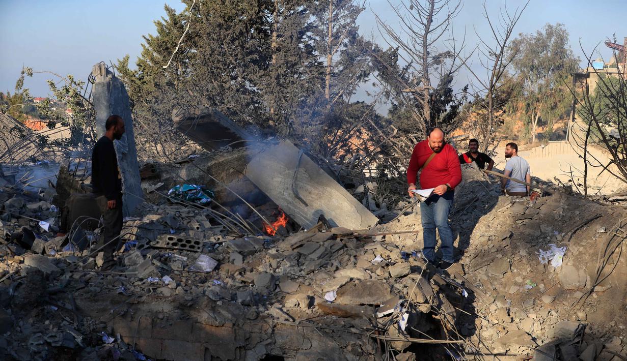 Militer Israel melancarkan serangan udara ke sejumlah wilayah di Lebanon pada Kamis (16/10/2025) waktu setempat. (AP Photo/Mohammad Zaatari)