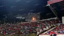 Suasana keramaian suporter Persipura yang menyaksikan laga pembuka Torabika Soccer Championship 2016 melawan Persija di Stadion Mandala, Jayapura, Jumat (29/4/2016). (Bola.com/Nicklas Hanoatubun)