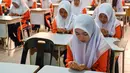 Sejumlah siswa Sekolah Menengah Atas (SMA) berdoa sebelum mengikuti simulasi gempa bumi dan tsunami untuk memperingati Hari Kesadaran Tsunami Sedunia di Lhoknga, Provinsi Aceh, pada Rabu 5 November 2025. Kegiatan ini seringkali melibatkan berbagai pihak, termasuk BMKG, BPBD (Badan Penanggulangan Bencana Daerah), PMI, TNI, Polri, pemerintah daerah, pelajar, dan masyarakat setempat. (CHAIDEER MAHYUDDIN/AFP)